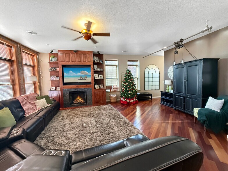 More Photos Of 112 N 2nd Ave W, Newton General Retail For Sale