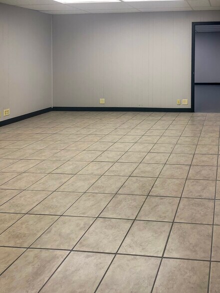 More Photos Of 419 Morgantown St, Kingwood Office For Sale
