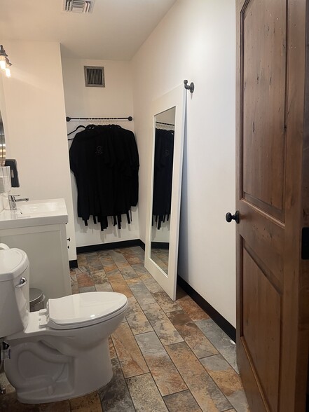 More Photos Of 2546 E Indian School Rd, Phoenix Storefront Retail Office For Lease