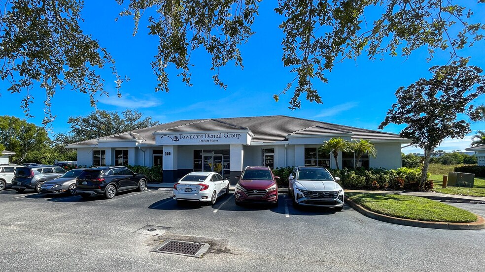 More Photos Of 6150 Diamond Center Ct, Fort Myers Medical For Sale
