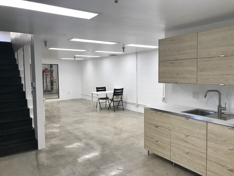 More Photos Of 8928 Ellis Ave, Culver City Showroom For Lease