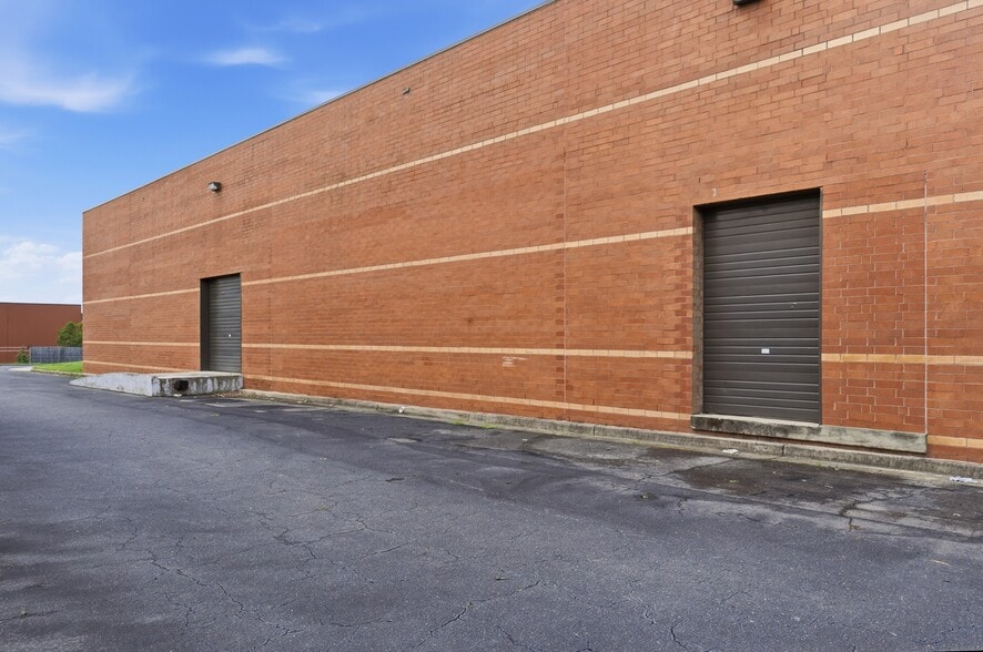More Photos Of 10605 Southern Loop Blvd, Pineville Warehouse For Lease