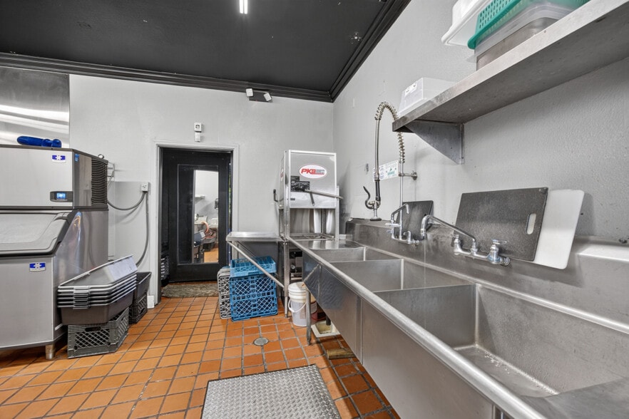 More Photos Of 7121 Governors Cir, Sacramento Restaurant For Sale