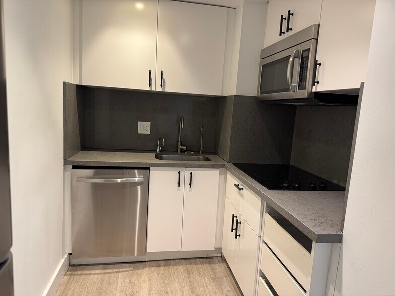 More Photos Of 1720 Harrison St, Hollywood Office Residential For Sale