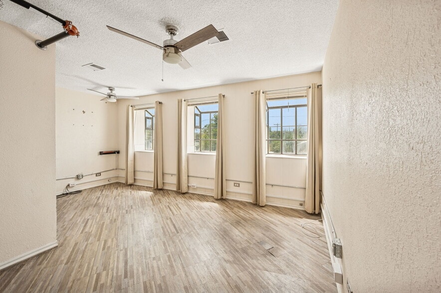 More Photos Of 313 W Bayaud Ave, Denver Warehouse For Lease