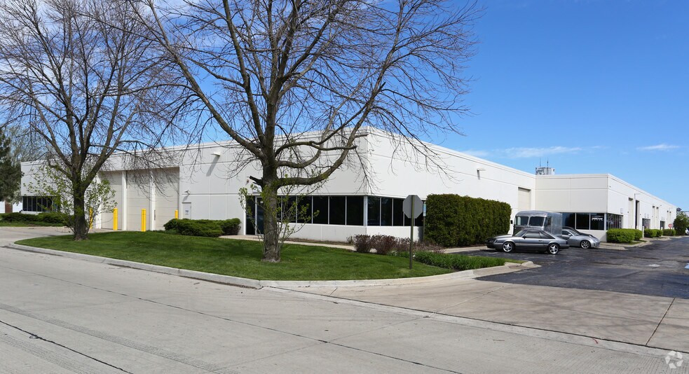 More Photos Of 351-425 Country Club Dr, Bensenville Warehouse For Lease