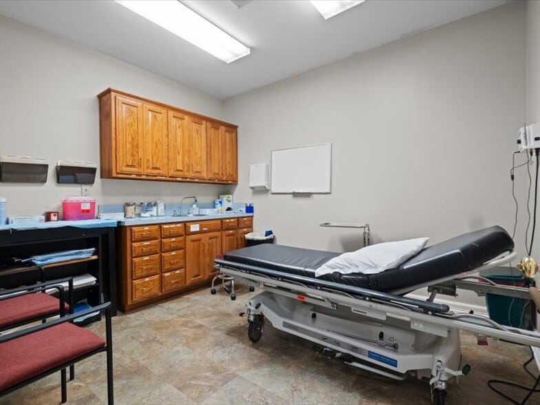 More Photos Of 123 Medical Dr, Palestine Healthcare For Sale