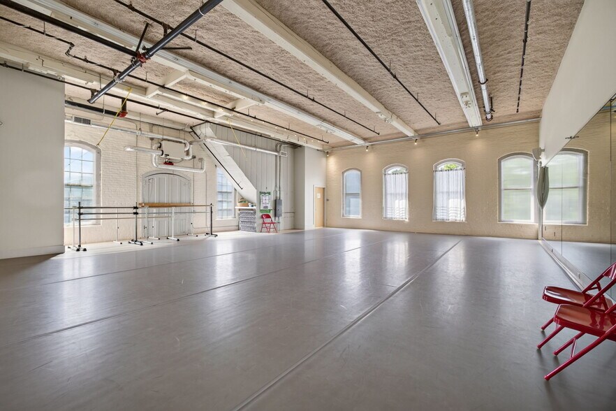 More Photos Of 420 Park St, Housatonic Flex For Sale