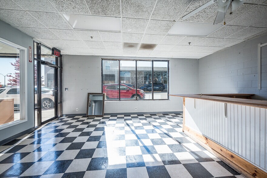 More Photos Of 133 Oak St, Bonner Springs Freestanding For Sale