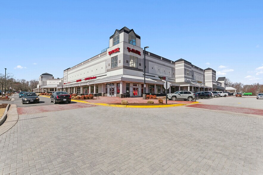 More Photos Of 12100-12220 W Fairfax Towne Center, Fairfax Unknown For Lease