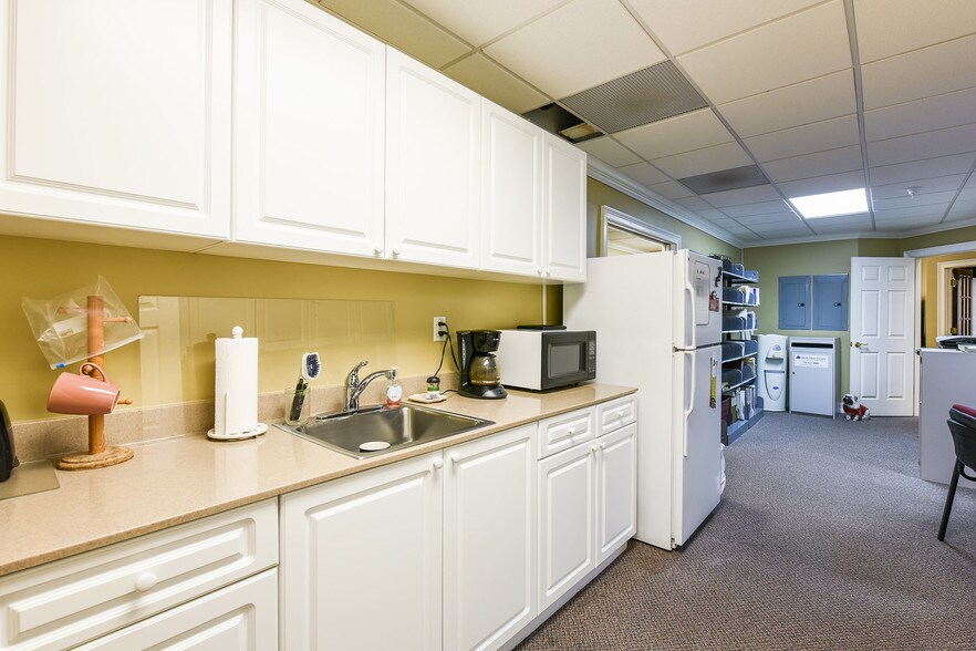 More Photos Of 3225 Shallowford Rd, Marietta Office For Lease