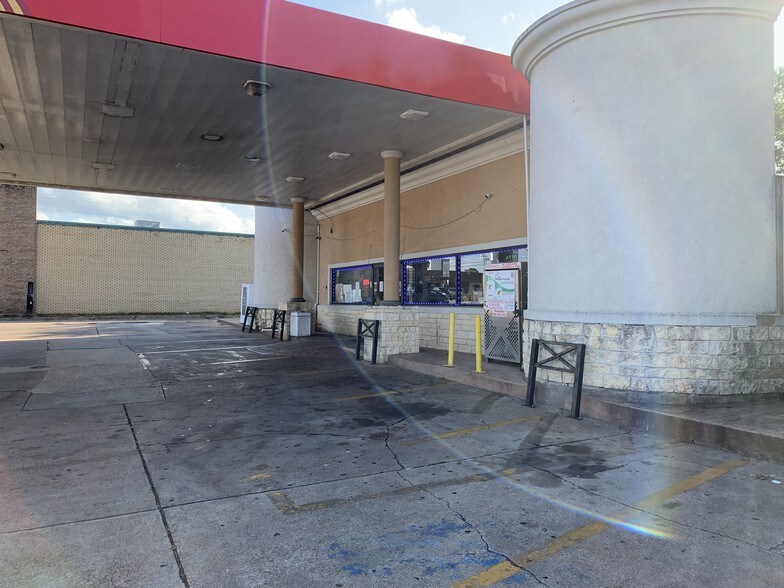 More Photos Of 1811 S Broadway Ave, Tyler Convenience Store For Sale