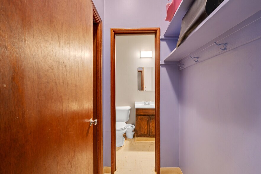 More Photos Of 308-310 S Main St, Lindsay Office For Sale