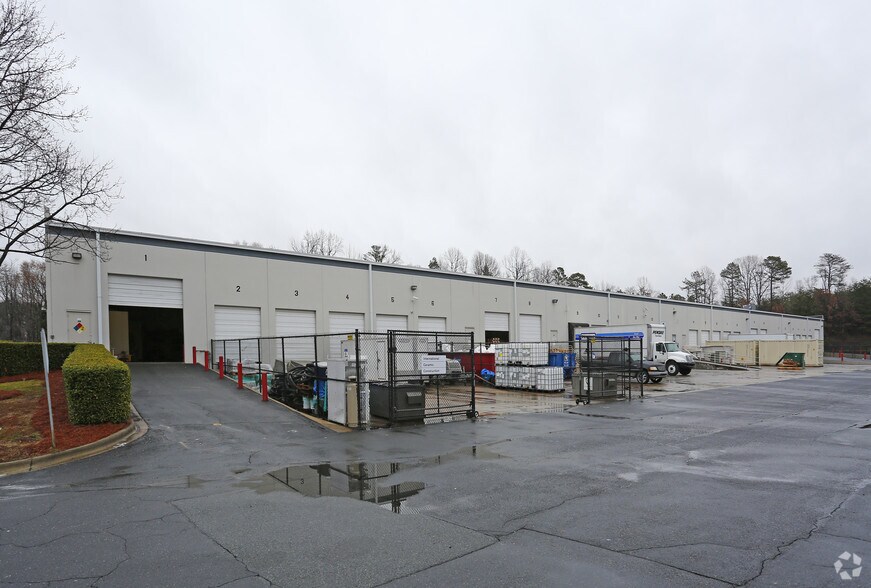 More Photos Of 3400 International Airport Dr, Charlotte Warehouse For Lease