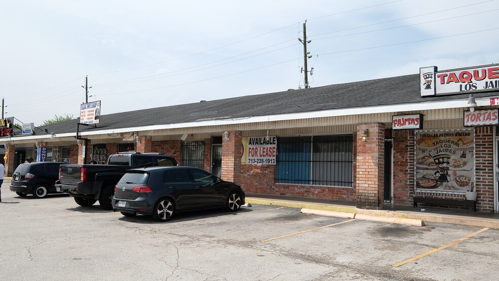 More Photos Of 6615-6627 Brittmoore Rd, Houston Storefront For Lease
