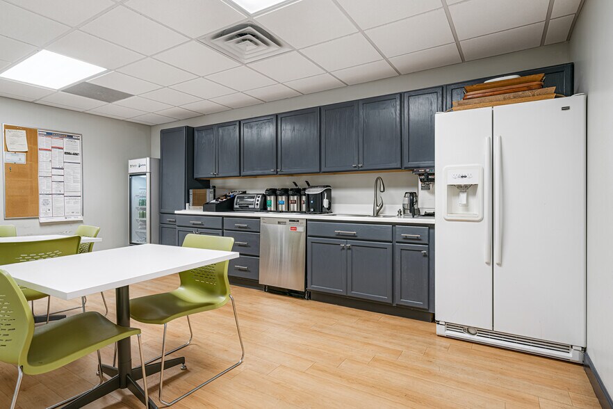 More Photos Of 5570 Murray Ave, Memphis Office For Sale