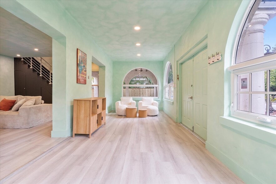 More Photos Of 22 NE 44th St, Miami Office Residential For Lease