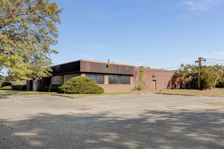More Photos Of 386 Oakwood Rd, Huntington Station Warehouse For Sale