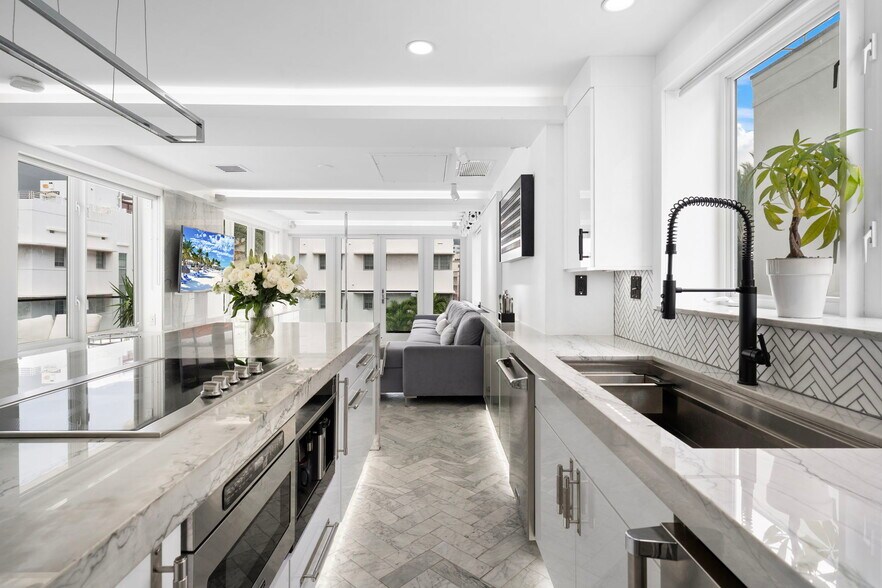 More Photos Of 124 11th St, Miami Beach Hotel For Sale