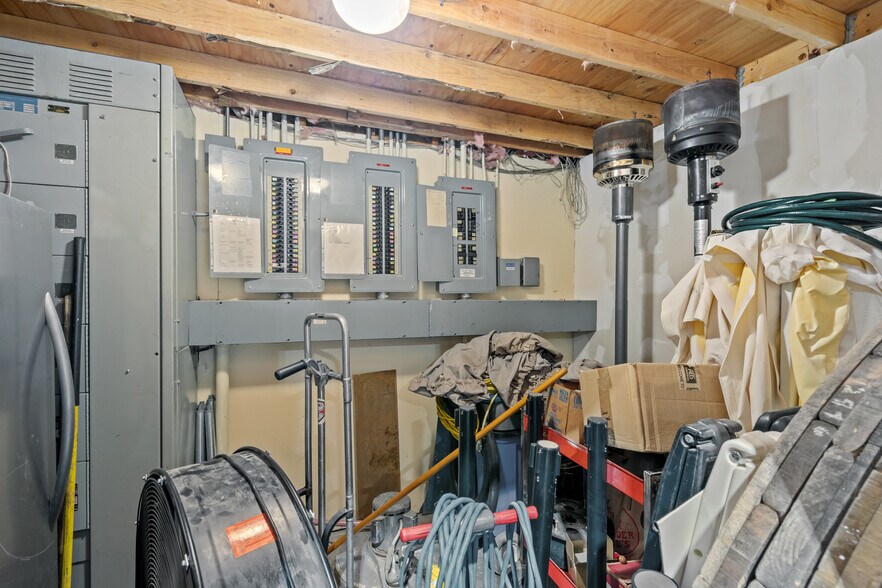 More Photos Of 2425 25th St SE, Salem General Retail For Sale