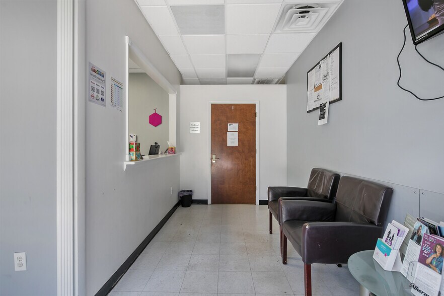 More Photos Of 303-305 Tilghman Dr, Dunn Medical For Sale