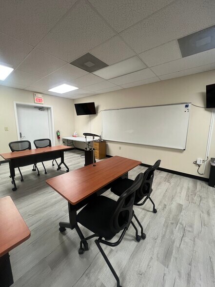 More Photos Of 161 Prosperity Dr, Winchester Showroom For Lease