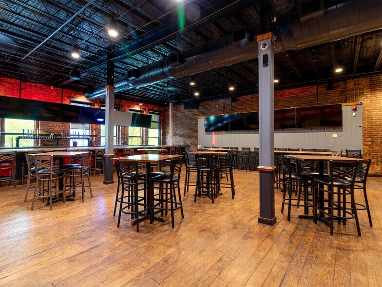 More Photos Of 15 W Washington St, Greenville Restaurant For Lease