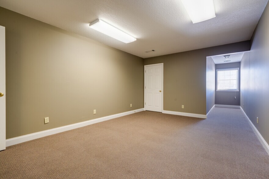 More Photos Of 6911 Cleveland Hwy, Clermont Office For Lease