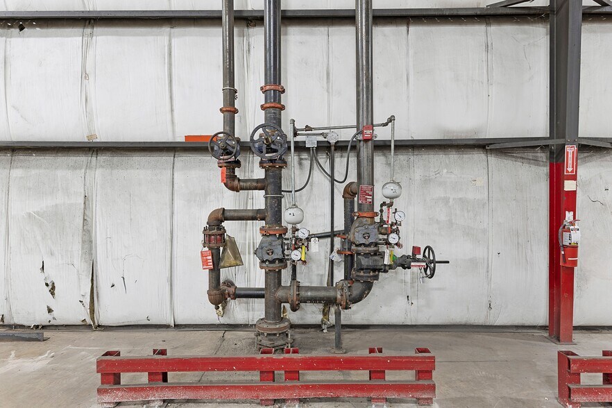More Photos Of 456 Swanson Dr, Dresden Warehouse For Lease