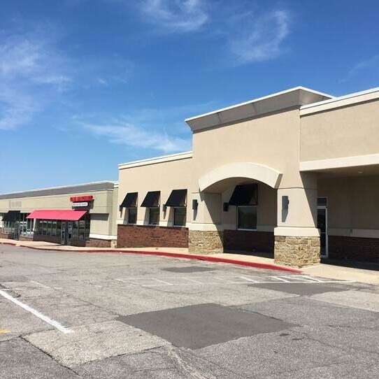 More Photos Of 200 W Greenway Ct, Derby Unknown For Lease