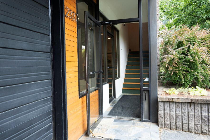 More Photos Of 2337 SE Ankeny St, Portland Office For Sale
