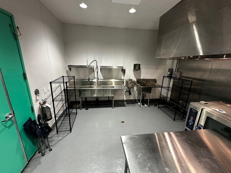 More Photos Of 5524 Satsuma Ave, North Hollywood Industrial For Sale