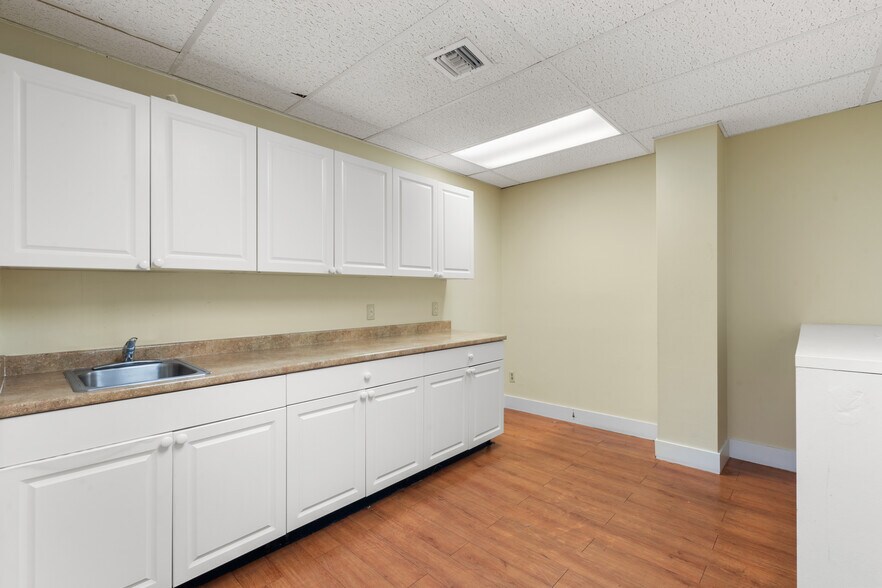 More Photos Of 5100 N Federal Hwy, Fort Lauderdale Office For Sale