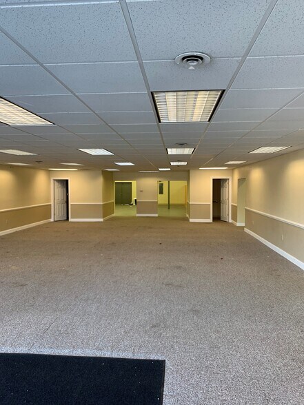 More Photos Of 204-212 W Market St, Newport Unknown For Lease