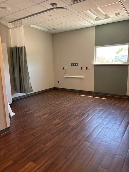 More Photos Of 801 E Debbie Ln, Mansfield Medical For Lease