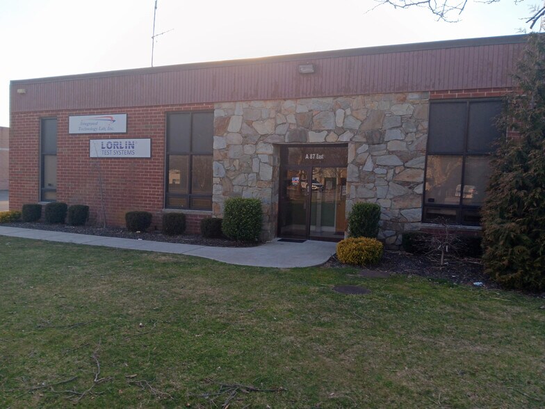 More Photos Of 87 E Jefryn Blvd, Deer Park Warehouse For Lease