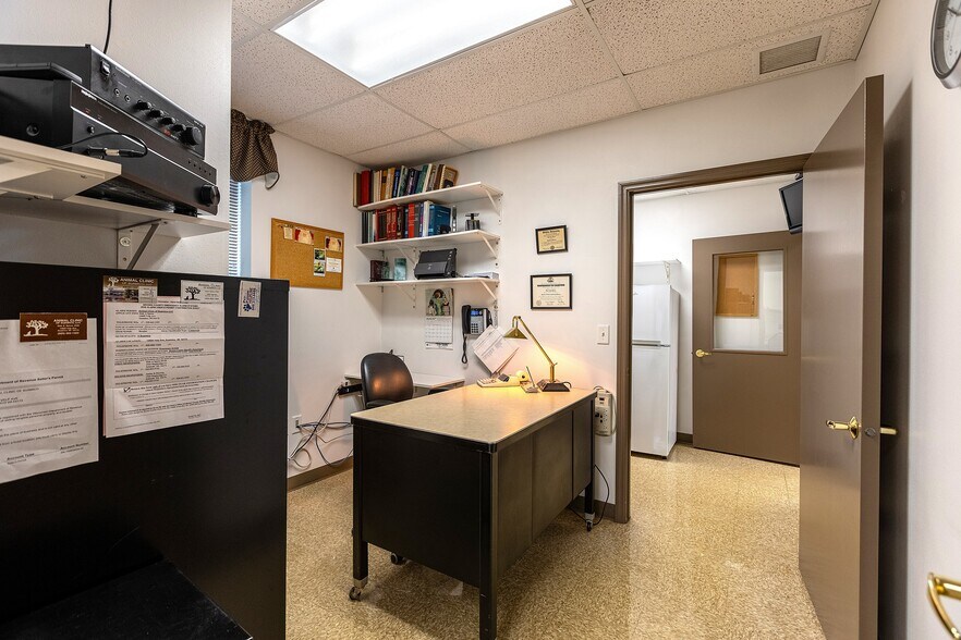 More Photos Of 14605 Velp Ave, Suamico Veterinarian Kennel For Sale