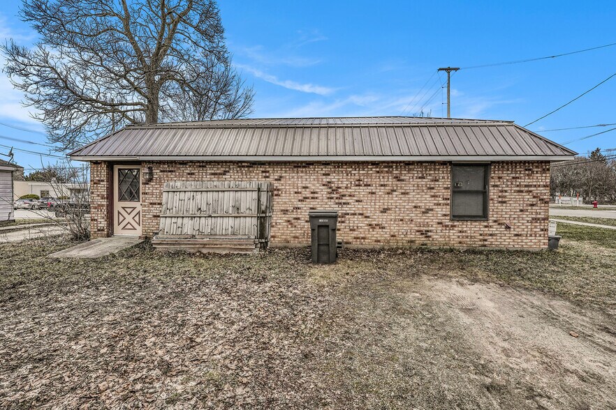 More Photos Of 50 E Main St, Grant Office For Sale