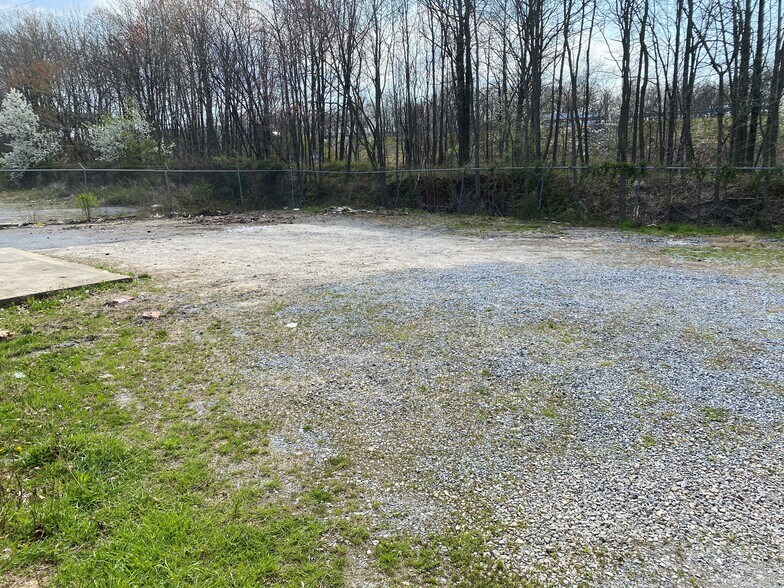 More Photos Of 665 Dawson Dr, Newark Showroom For Lease