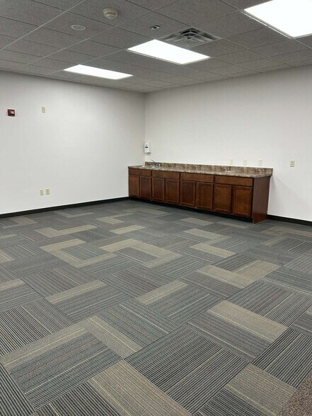 More Photos Of 4205 W 53rd St, Sioux Falls Office For Sale
