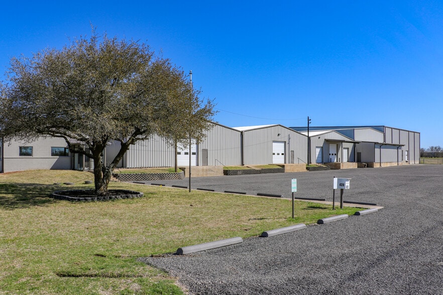More Photos Of 428 Gibbons Rd, Sherman Manufacturing For Lease