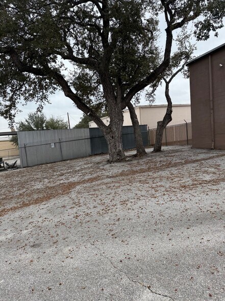 More Photos Of 11911-11913 Warfield St, San Antonio Warehouse For Sale