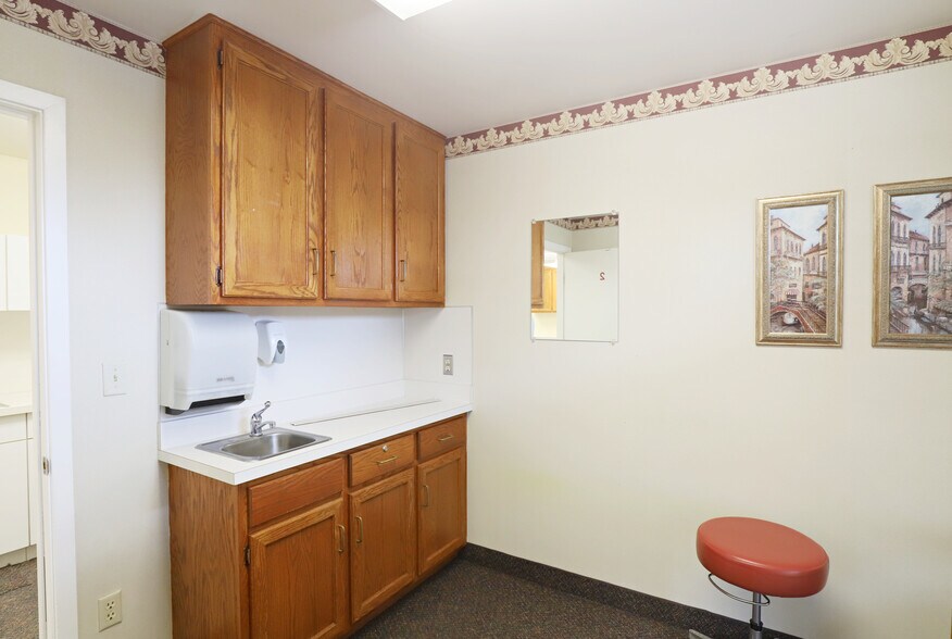 More Photos Of 1134 S Linden Rd, Flint Medical For Sale
