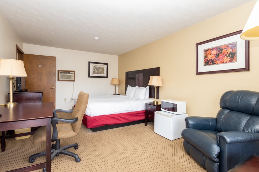 More Photos Of 2603 US Highway 41 W, Marquette Hotel For Sale