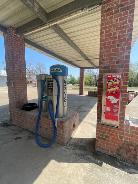 More Photos Of 931 E Dallas Ave, Cooper Self Storage For Sale