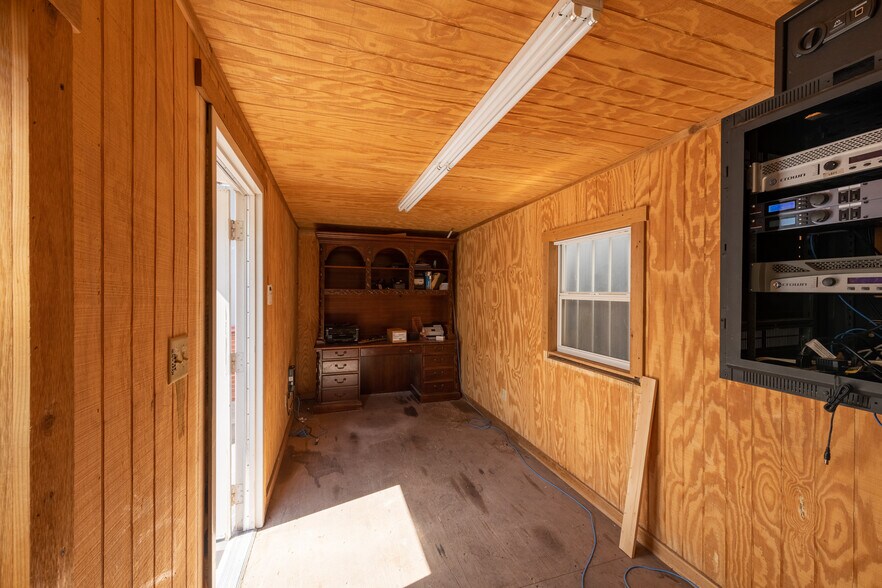 More Photos Of 1402 Old Iowa Park, Wichita Falls Specialty For Lease