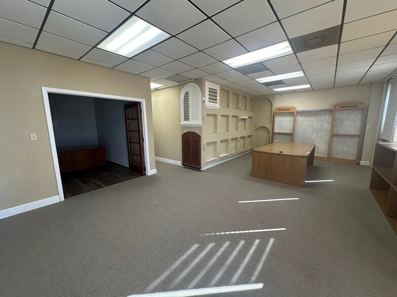 More Photos Of 105 N Falkenburg Rd, Tampa Manufacturing For Lease