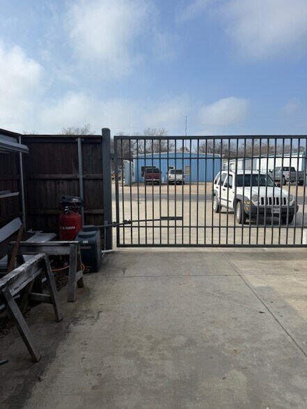 More Photos Of 504 N Breckenridge St, Ennis Warehouse For Sale