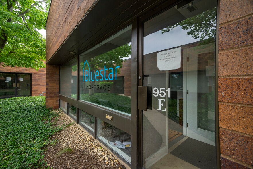 More Photos Of 951 N Plum Grove Rd, Schaumburg Office For Lease