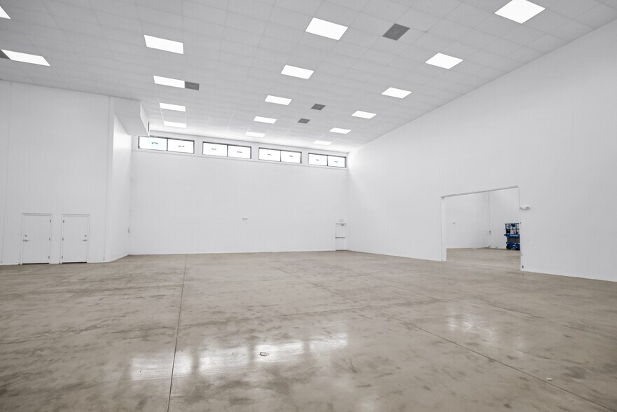 More Photos Of 221 NE 67th St, Miami Warehouse For Sale